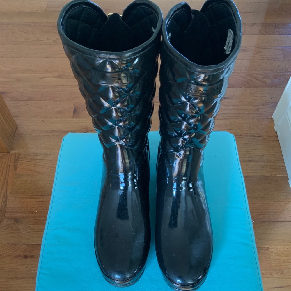Hunter- patent/gloss black quilted boot - size 9